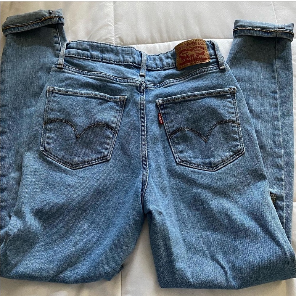HI-RISE LEVI SKINNY JEANS